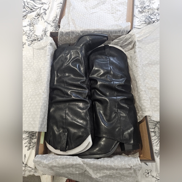 Beautiful boots - Picture 3 of 6